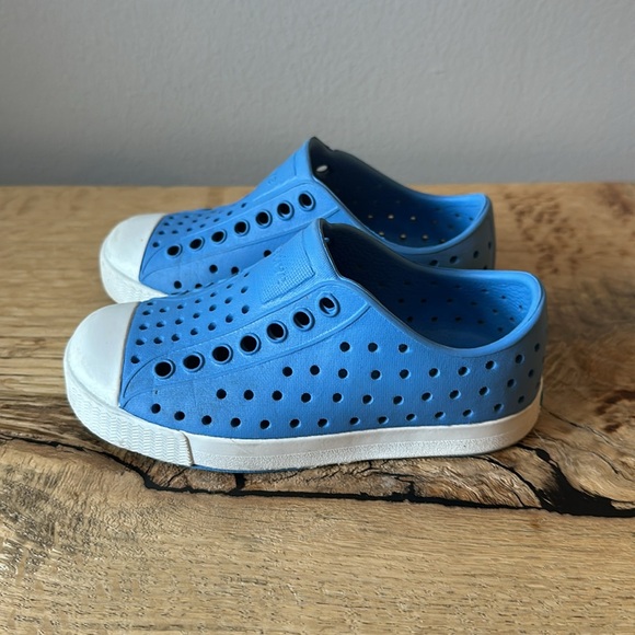 Kids size 6 blue Native shoes - Picture 2 of 5